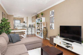 Modern & Secure home, Walking Distance to Beach